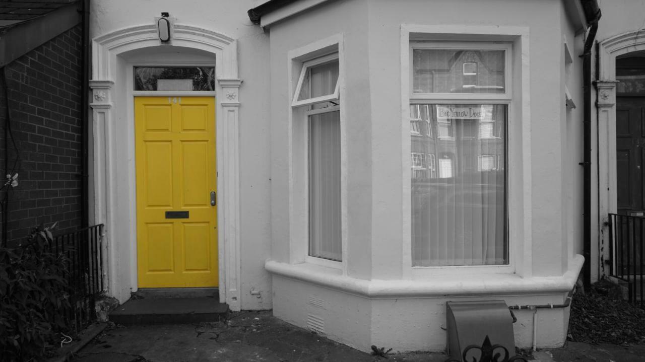 Big Yellow Door In Queens Quarter Belfast Eksteriør bilde